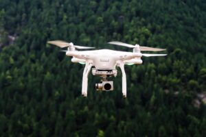 ドローン「Phantom 4 Pro」が飛行している様子